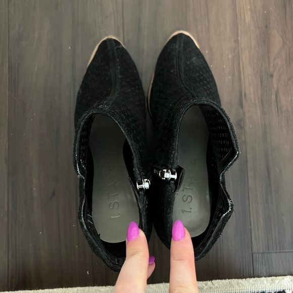 Perforated Booties - Picture 4 of 5